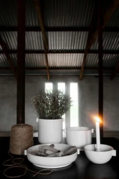 Ernst Flower Pot With Handle D19.5 H22.5, White Sand 5 Ernst Flower Pot With Handle D19.5 H22.5, White Sand -Korbo Tarjous ernst flower pot with handle d195 h225 white sand 2