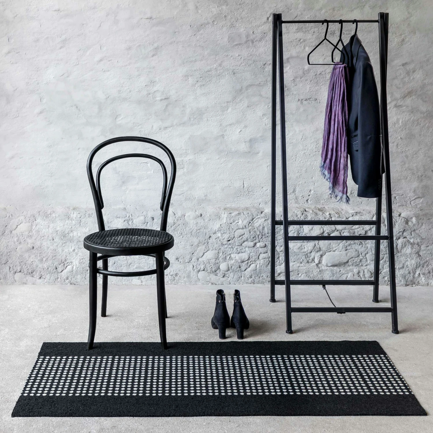 Mette Ditmer Dots Matto Musta, 55x80 Cm 2 Mette Ditmer Dots Matto Musta, 55x80 Cm - Image 2