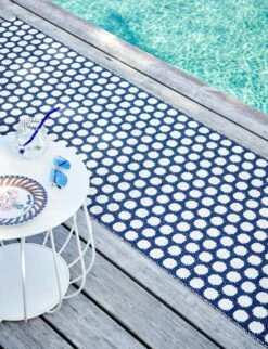 Noa Matto Tummansininen / Vanilla / Warm Grey, 70x350 Cm -Korbo Tarjous pappelina noa rug dark blue vanilla warm grey 0 1